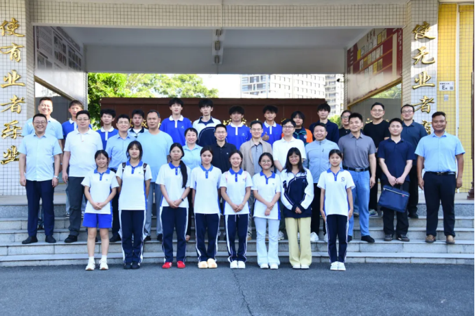 山海不为远 技能可富民——河池市领导一行